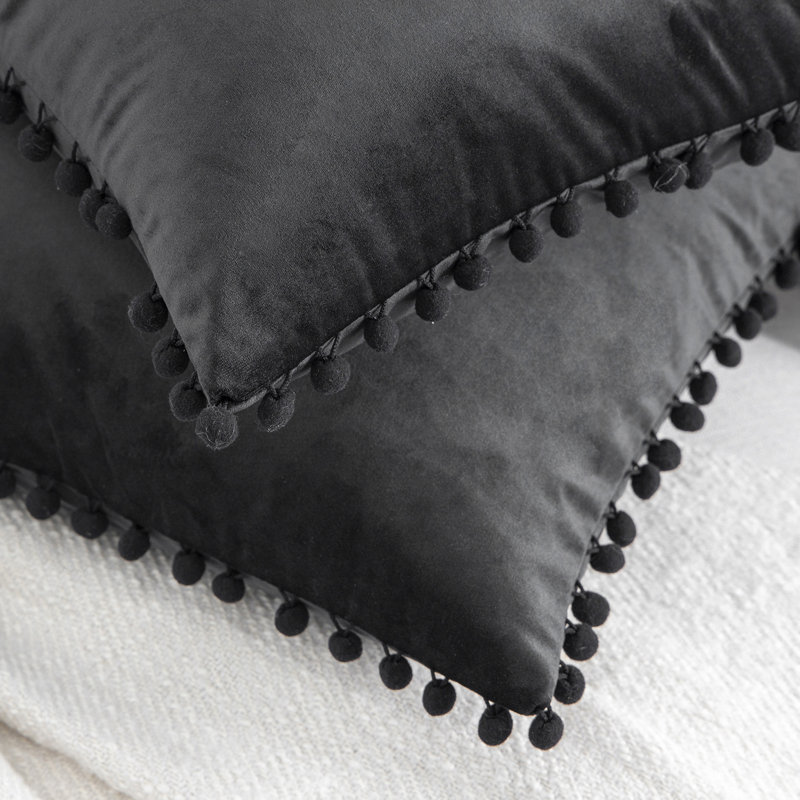 Housse de coussin Silky Velvet Series Pom-poms, Noir, Housse de coussin, Carré 18 po