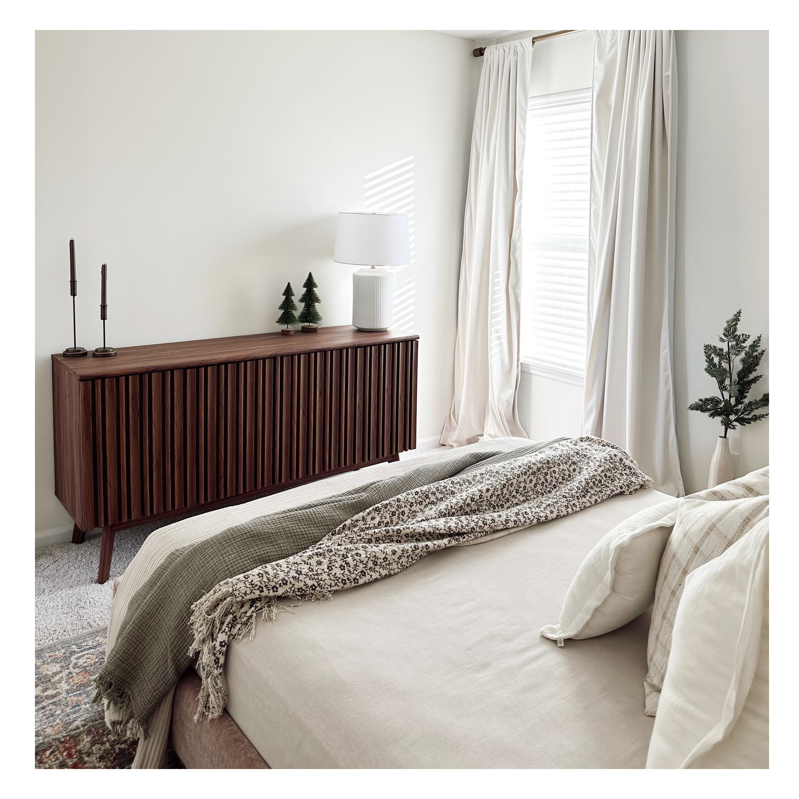 Helena 62'' Media Console, Walnut