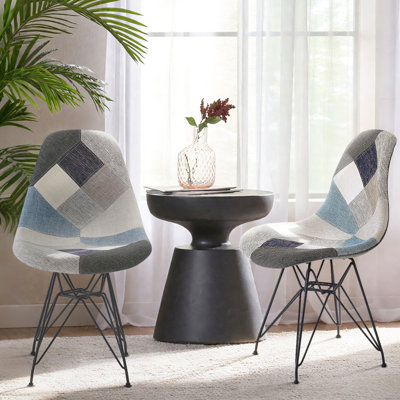 Chaises d'appoint bohèmes à patchwork géométrique, 46 cm de profondeur x 53 cm de largeur x 81 cm de hauteur, vendues par 2, pieds en fer, confortables pour les repas, motif coloré, adaptées à différents environnements.