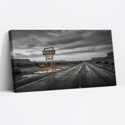 Panneau de motel noir et blanc sur une route désertique - Toile murale