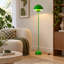 Lampe sur pied industrielle industrielle avec abat-jour vert pomme et interrupteur au pied-23387963