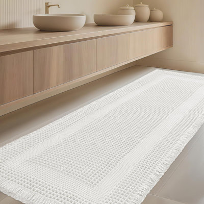 Très grand tapis de bain gaufré, tapis de salle de bain Boho absorbant et antidérapant, tapis de salle de bain ultra doux, tapis de bain en tricot lavables à la machine avec pampilles pour salle de bain, chambre à coucher, cuisine, douche, 6 pi x 2 pi, blanc