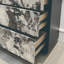 Armoire de rangement en bois de hêtre avec trois tiroirs