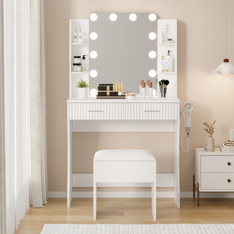 Ensemble de coiffeuse avec tabouret rembourré, miroir lumineux style Hollywood, tiroirs et étagères ouvertes pour garde-robe, blanc.
