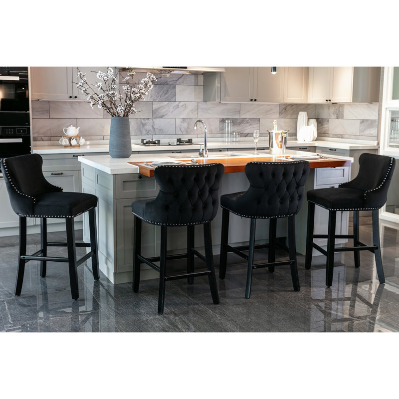 Revêtement contemporain en velours noir. Bouton, pieds en bois, garniture cloutée. Sièges relaxants pour la famille - noir. Chaises de salle à manger confortables