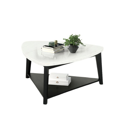Table basse triangulaire de style contemporain, plateau en marbre, coloris blanc et noir, bois massif et contreplaqué, 101,6 cm de large, profondeur 48,3 cm, hauteur 48,3 cm, élément de décoration pour salon, base en pouces.