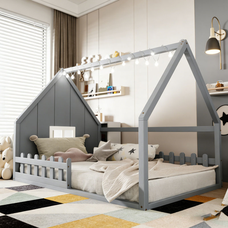 Lit double en bois avec fenêtre et clôture, Gris