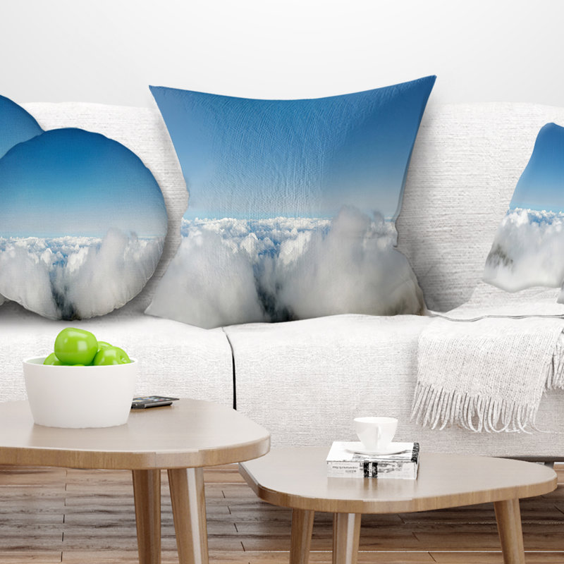 Ciel bleu vif au-dessus des nuages - coussin à imprimé paysage, 16 po x 1 po, Coussin décoratif