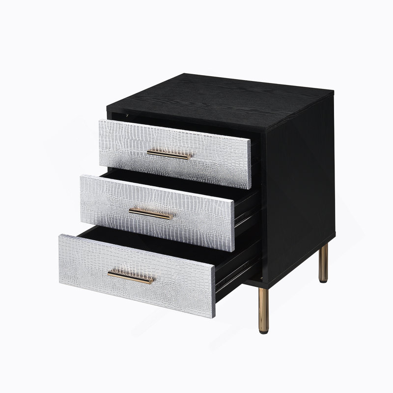 Table de chevet glamour à une pièce avec trois tiroirs, avec des motifs exquis et des pieds élégants pour un décor intérieur chic.