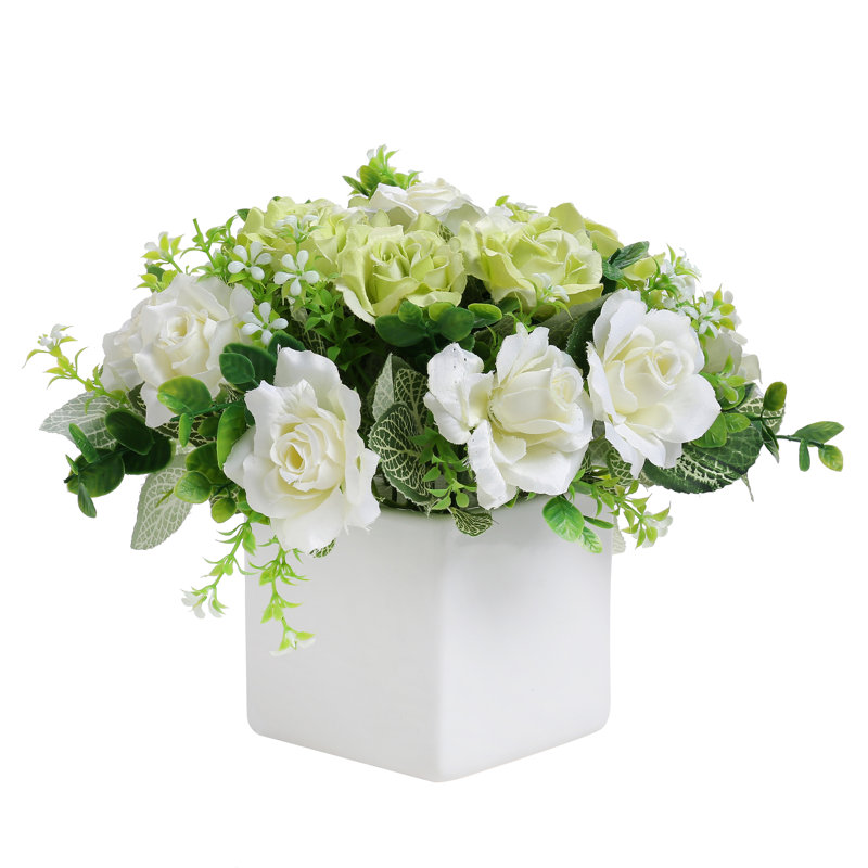 Arrangement floral de roses artificielles dans un vase