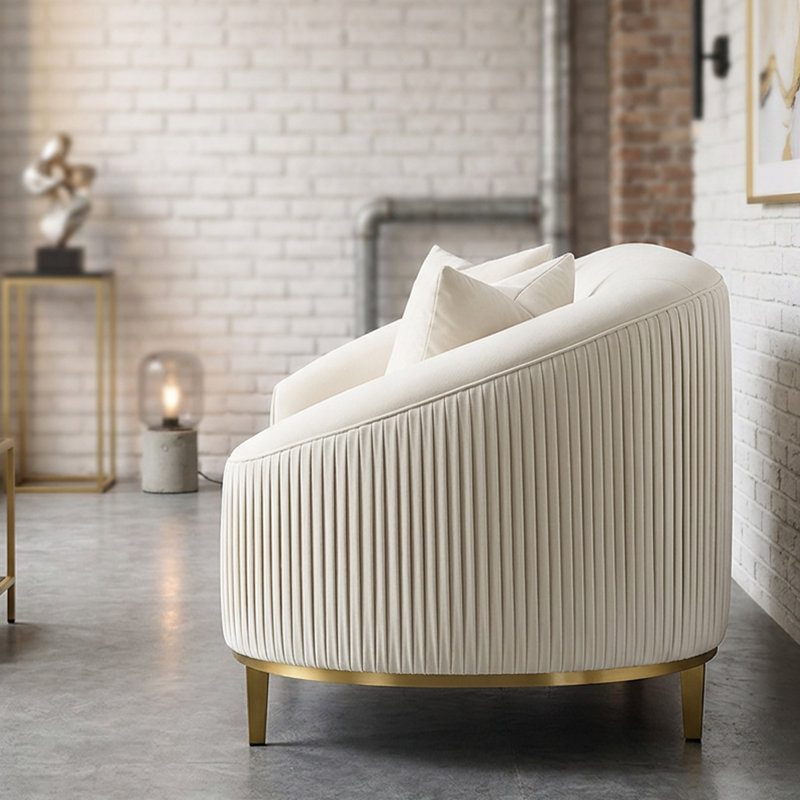 Sofa deux places en velours ivoire avec structure en bois et métal