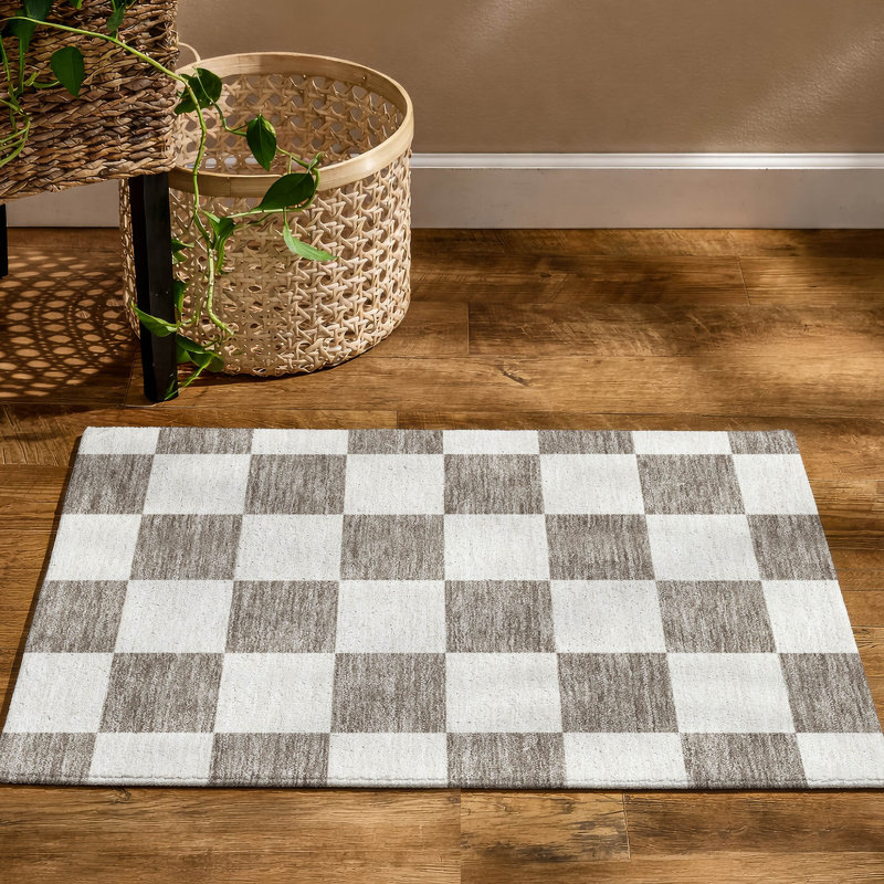 Tapis géométrique lavable à la machine de qualité supérieure Mayfield AMF2345, Taupe, 1 pi 8 po x 2 pi 6 po