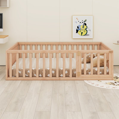 Structure de lit en bois avec clôture et porte
