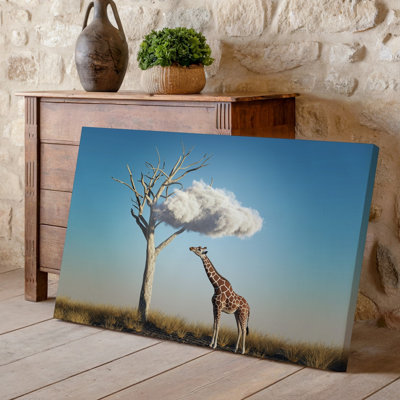 Toile, scène sereine représentant une grande girafe debout à côté d'un art mural, arbre sans feuilles dans une vaste savane dorée