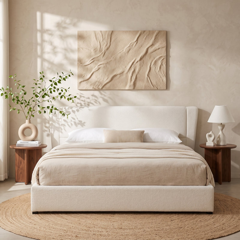 Lit plateforme Quilla moderne à oreilles capitonnées avec tissu bouclé, lattes en bois massif et tête de lit rembourrée - Chambre à coucher à l'ambiance feutrée