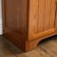 Armoire en chêne de 72,4 po de hauteur avec 8 portes et 4 tablettes. Pour des emplacements variés. Finition lisse, fondation solide, différents espaces. Surface,
