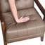 Fauteuil d'appoint contemporain en cuir brun avec accoudoirs et pieds en noyer-966716992
