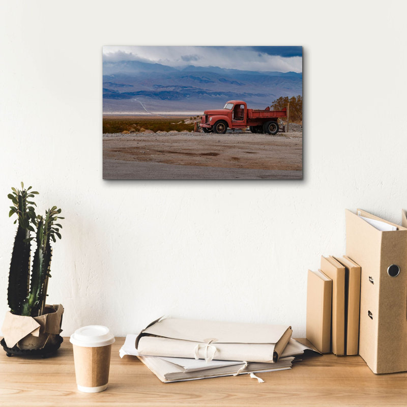  Art mural en toile «Camion rouge dans la vallée de la mort» par Epic Portfolio, 18 po x 12 po, H 12 po x l 18 po
