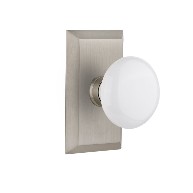 Plaque Studio avec poignée de porte en porcelaine blanche, No Backset, Nickel satiné, Faux bouton simple