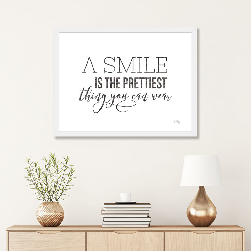 «A Smile Is the Prettiest Thing You Can Porter» par Marla Rae - reproduction d'art textuel, H 24 po x l 32 po x P 1 po