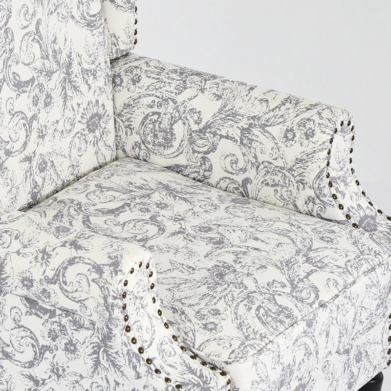 Fauteuil à oreilles tapissier à motif floral gris clair Duward Rococo avec garniture cloutée, Rococo Light Gray