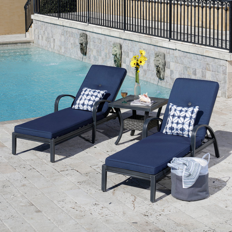 Ensemble de chaises longues inclinables 67 po avec coussins et table Yorba, Indigo