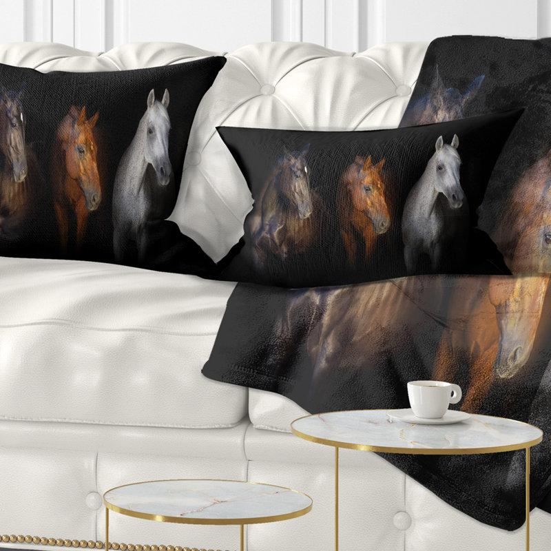 Coussin décoratif noir avec imprimé de chevaux noirs et rouges
