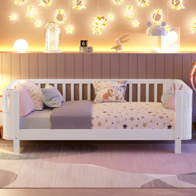 Lit plateforme simple en bois blanc, élégant et fonctionnel pour lit simple, avec coins arrondis à profil bas