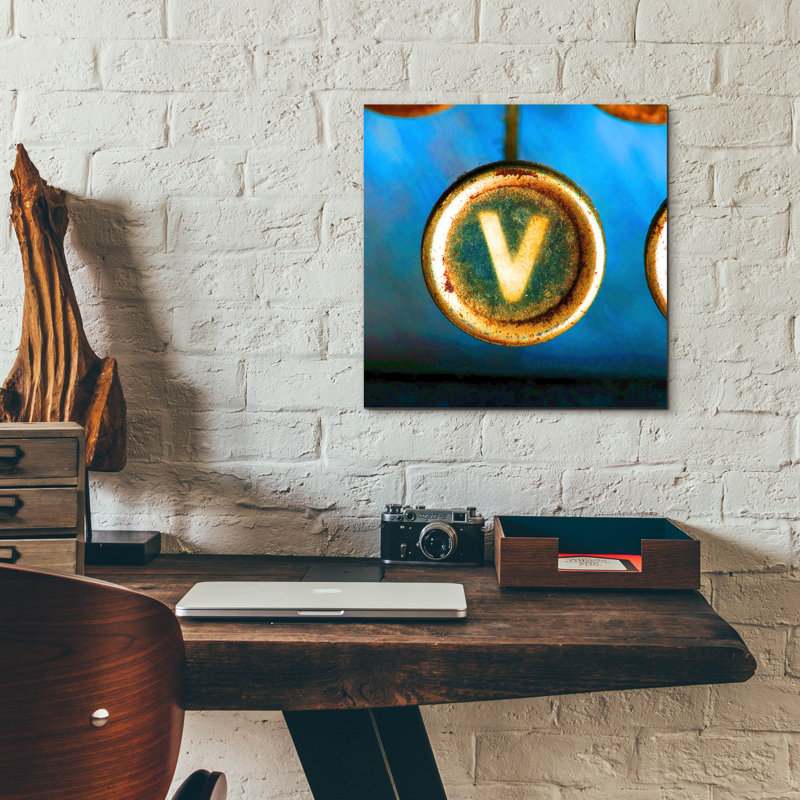 Lettre V de machine à écrire «LOVE» par Tom Quartermaine, art mural en verre acrylique, H 12 po x l 12 po x P 0,13 po