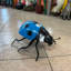 Petite statue d'insecte bleue surdimensionnée