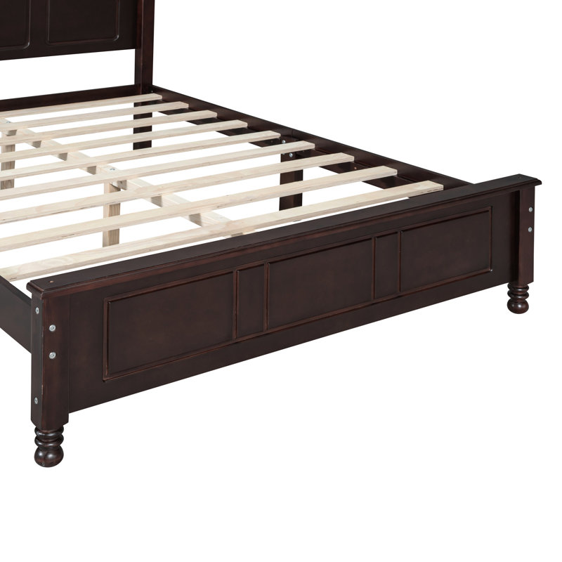 Lit plateforme en bois de noyer foncé en taille double avec un cadre rétro de lattes en bois et un style fiable