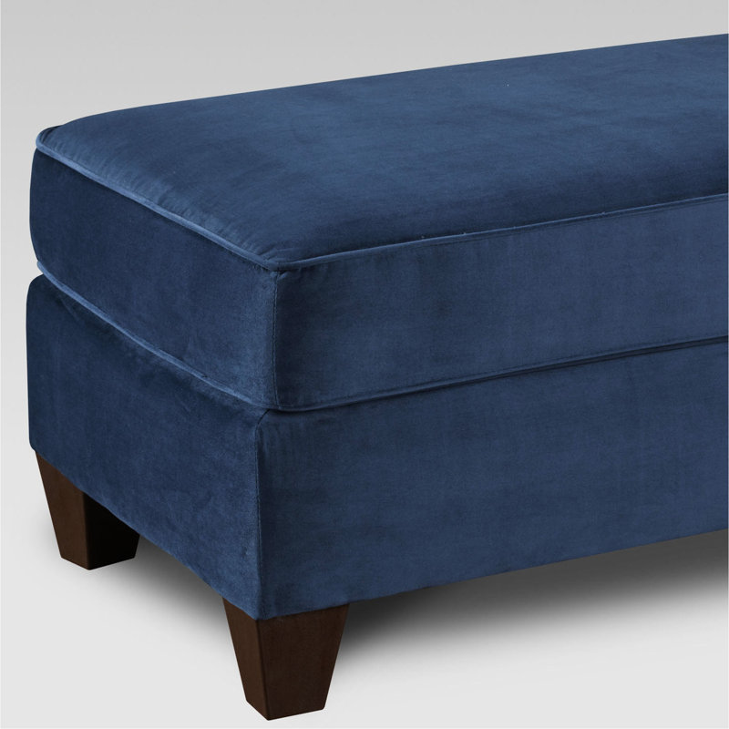 Bleu marine avec coussin haut - Revêtement, pieds, motif géométrique, cocktail rectangulaire en tissu pour le salon dans un espace uni