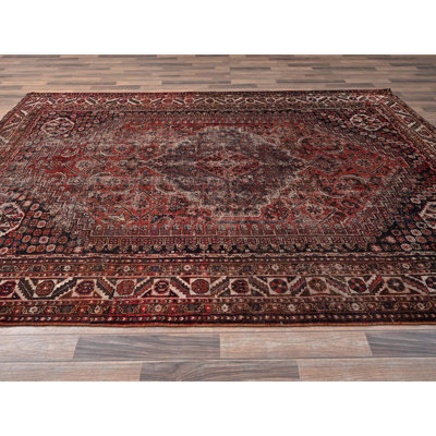 Tapis oriental rouge 7 pi 2 po x 9 pi 8 po avec motif médaillon rouge écarlate, usé et vieilli, cisaillé bas, velours zéro, côtés et extrémités professionnellement sécurisés, noué à la main, 100% laine