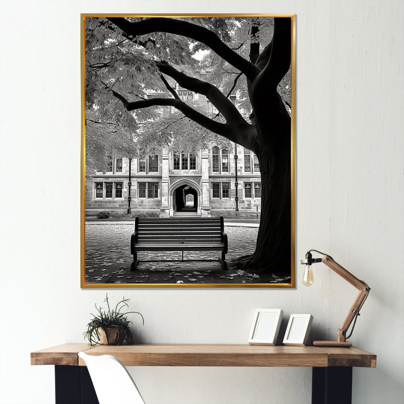 «College University Winter Photo II» sur toile, Cadre flottant doré, H 40 po x l 30 po x P 1,5 po