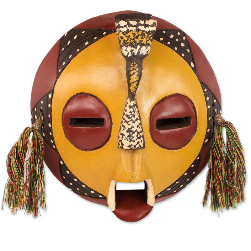 Décoration murale à un masque en bois d’afrique calme