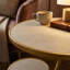 Table de bout ronde avec tablette Pazong, or et plateau en similicuir