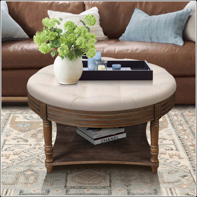 Grande table basse ronde avec repose-pieds imperméable avec rangement à 2 niveaux, conception capitonnée surdimensionnée et tablette en bois pour un décor campagnard
