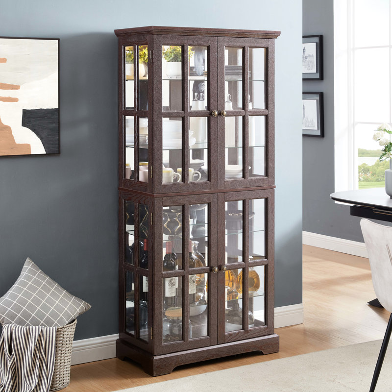 Armoire antique avec tablettes réglables et sac à main élégant