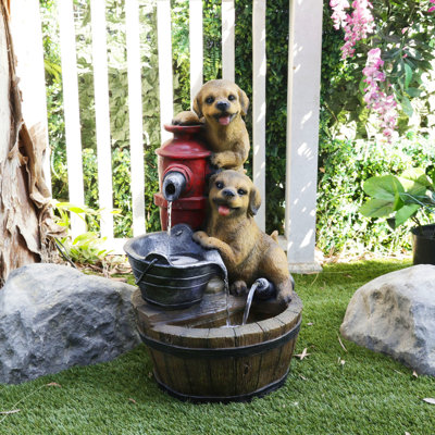 Grande fontaine extérieure en forme de tonneau de 26 po avec chiots ludiques, cascade d'eau pour la décoration de patio, de pelouse ou de jardin, brun