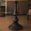 Table d'appoint ronde en bois massif de style rétro français, base robuste, idéale pour les salons, les salles à manger et les maisons d'amis.