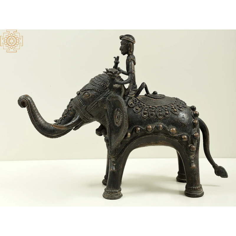 Figurine d'homme tribal assis sur un éléphant