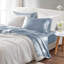 Ensemble de draps en satin grand luxe luxueux en bleu, infroissable et soyeux pour un sommeil confortable-122563703-122563702