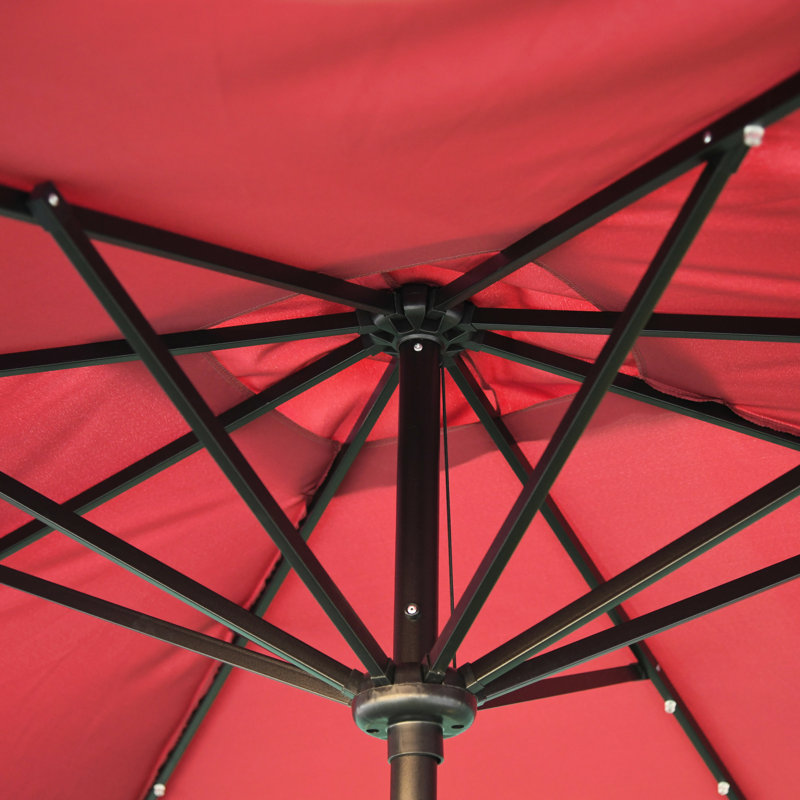 Parasol lumineux à DEL 9 pi x 7 pi avec énergie solaire, inclinable et manivelle, orne la cour arrière du jardin, lumières solaires rouges et rehausse l'ambiance du jardin, de la terrasse et de la piscine.