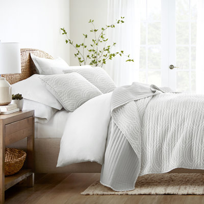 Quilt Coverlet Set All Season Patterned Reversible Microfiber Ultra Soft Bedding in Scalloped
