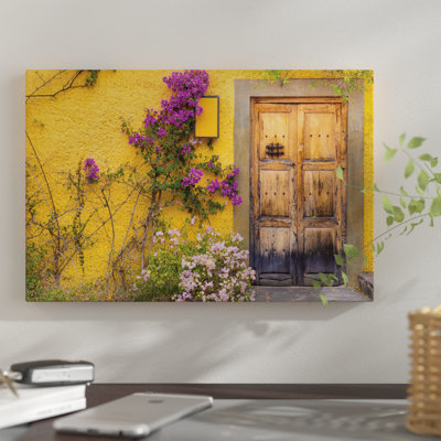 «Bougainvillée à côté d'une porte en bois, San Miguel de Allende, Guanajuato, Mexique», reproduction de photo sur toile