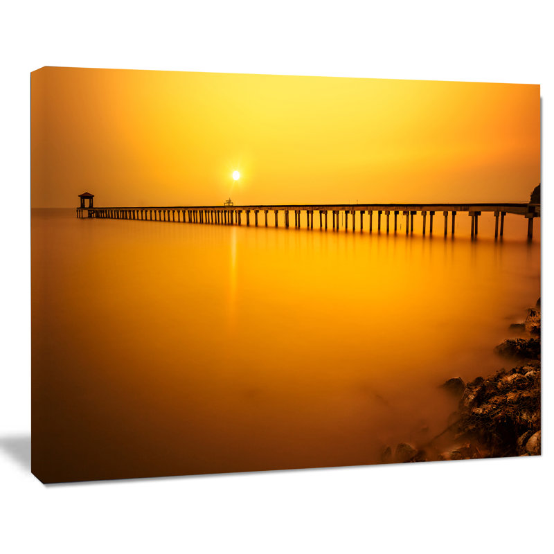 «Yellow Tinged Seashore and Long Pier» - Impression, H 20 po x l 40 po x P 1po, Toile tendue