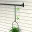 Un support de rangement de cuisine réglable et extensible avec 5 pots de fleurs; Doté d'une structure en métal, convient à une utilisation intérieure et extérieure; Idéal pour les rebords de fenêtre ou les balcons, parfait pour faire pousser des herbes.