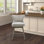 Tabouret de bar pivotant à 360 degrés Emmett gris pâle avec clous décoratifs
