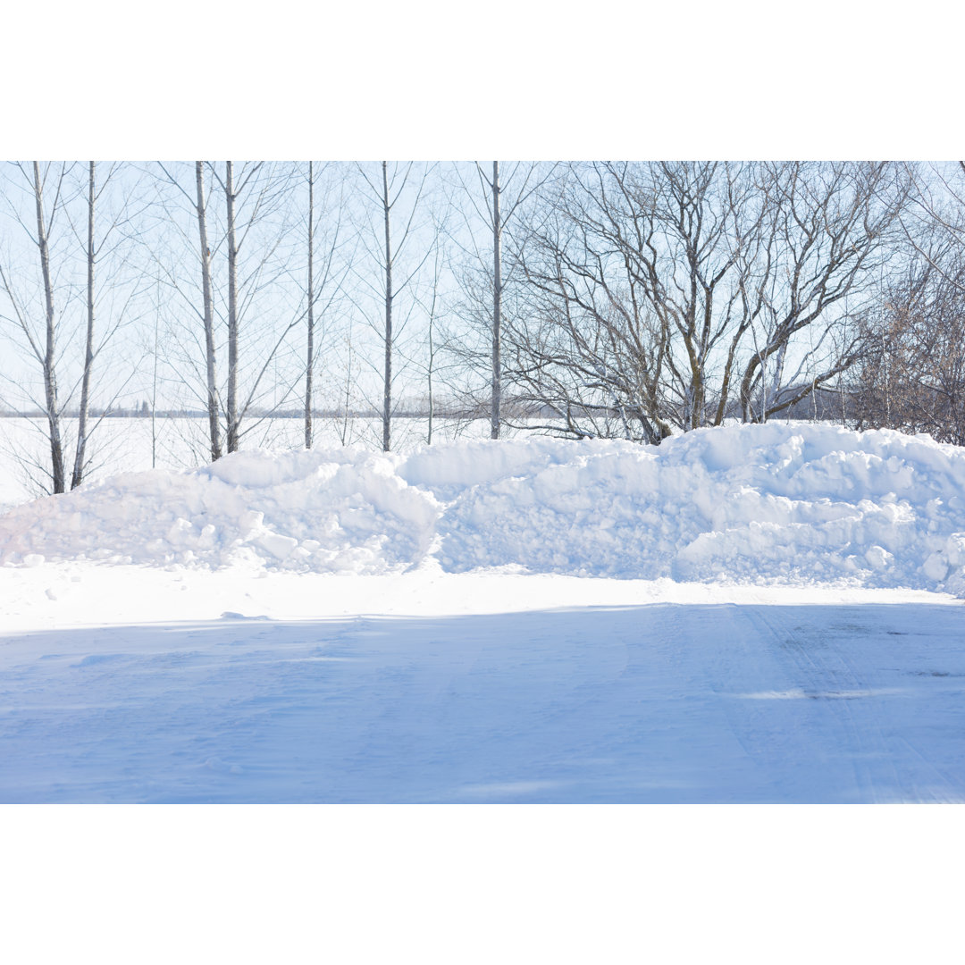 Pile Of Plowed Snow von Skhoward - Kunstdrucke auf Leinwand ohne Rahmen