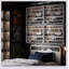 Vitrine murale à 5 niveaux avec 2 portes en verre et tablettes réglables, parfaite pour mettre en valeur des objets de collection et rehausser le décor de la pièce.-337835311